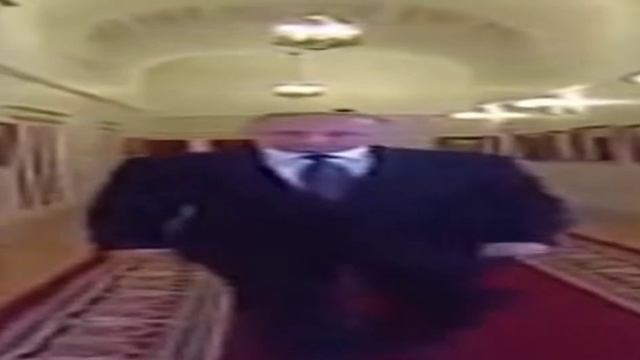 Широкий Путин Идёт Шаблон На Мем смотреть онлайн
