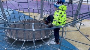 Дети играют на детской площадке вместе 🎄