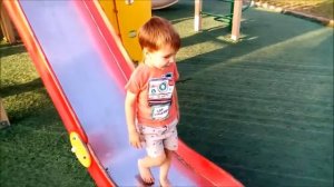 Супер Лева едет на велосипеде на детскую площадку!