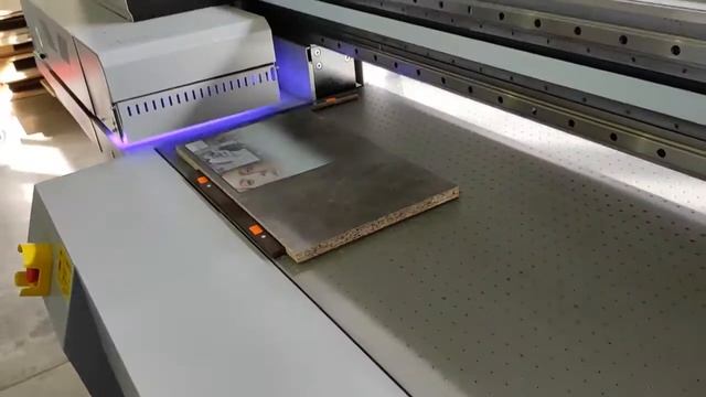 Планшетный УФ принтер Artis UVF2513 PLUS DG KMi смотреть онлайн