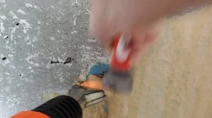 Как снять краску со стен феном и стоит ли покупать строительный фен ?