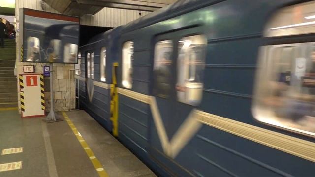 "Редкое явление!" Вагон 81-717 (ММЗ) (№9050) (Ретро-Номерной) с вагонами от 81-541.1 (Боинг) смотреть онлайн