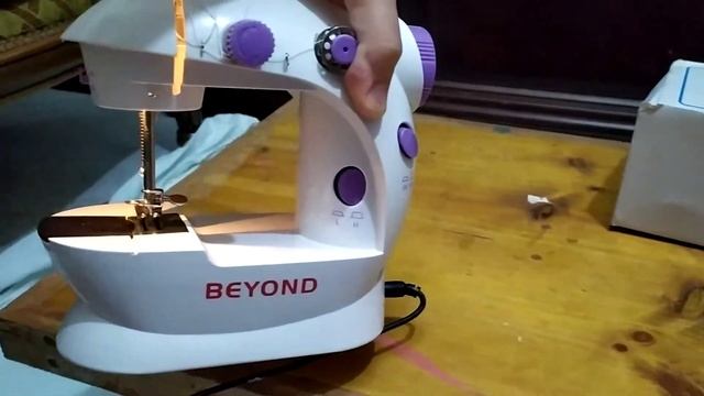 MINI SEWING MACHINE SM 202A مع لفاف الخيط смотреть онлайн