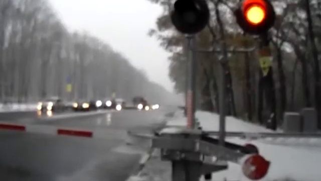 (ЭКСКЛЮЗИВ!) Работа железнодорожного переезда на Малой Южной в снег смотреть онлайн