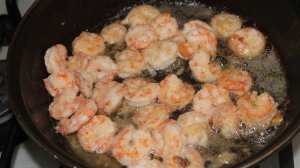 Креветки жареные в чесночном масле.