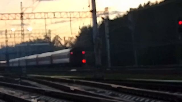 эп2к 432 С поездом 246/247 Санкт Петербург Москва и Эд4м 0063 Москва Захарово на станции Ольгино смотреть онлайн