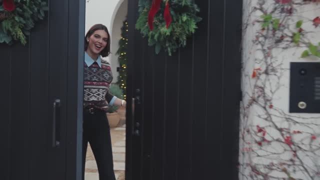 Inside Kendall Jenner’s Home at Christmas Open Door Architectural Digest смотреть онлайн
