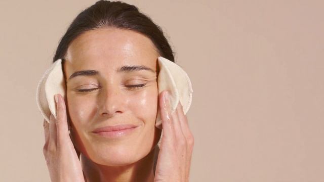 Avene Cleanance Мицеллярная вода для жирной кожи, склонной к акне смотреть онлайн