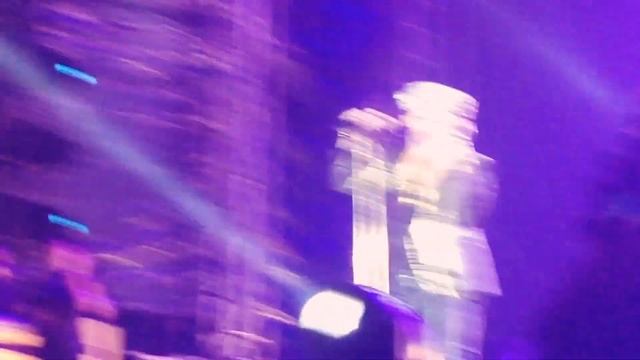 Queen + Adam Lambert - We will rock you & We are the champions смотреть онлайн