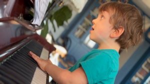 Гаврилушка пробует играть новое произведение