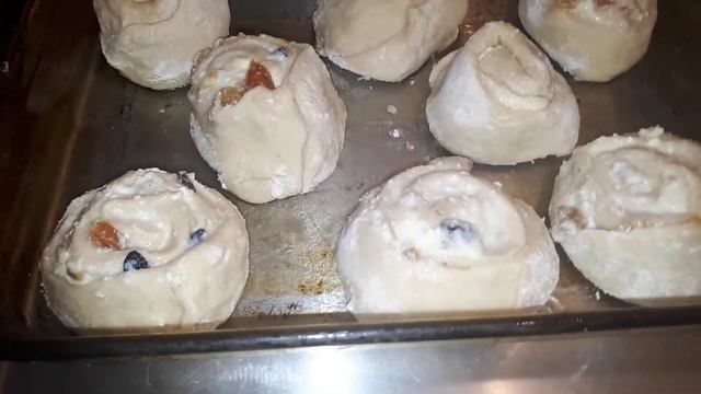Булочки - тесто на закваске с творогом и изюмом. смотреть онлайн