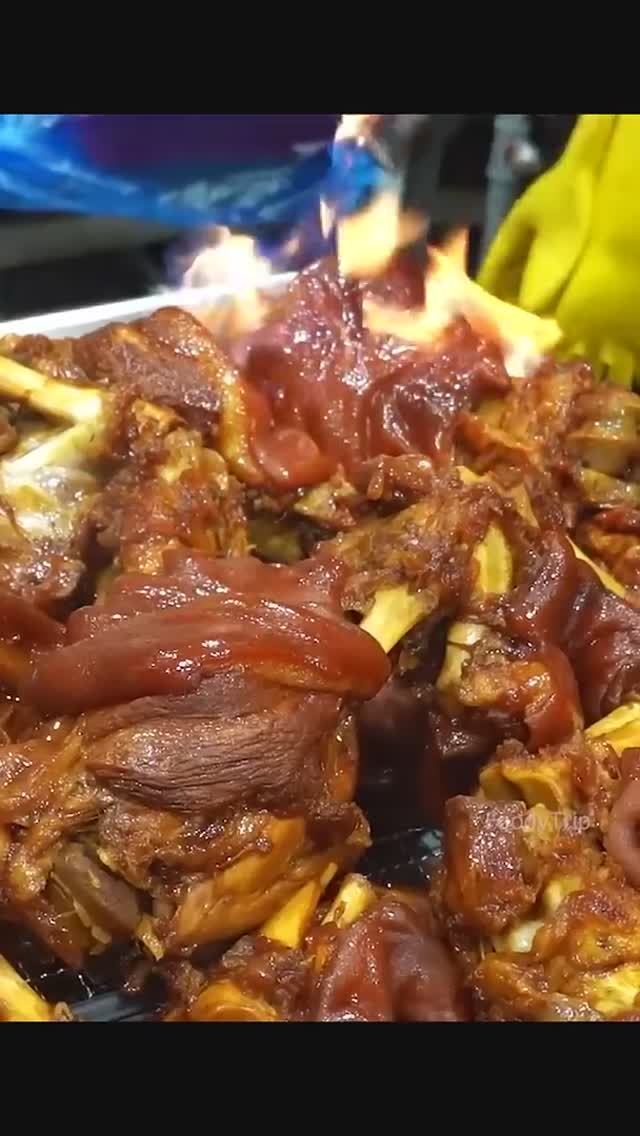 Острые тушеные свиные ножки. Канал Уличная Еда / Street Food Channel смотреть онлайн