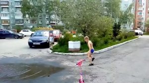 Пацан прыгает голый в воду