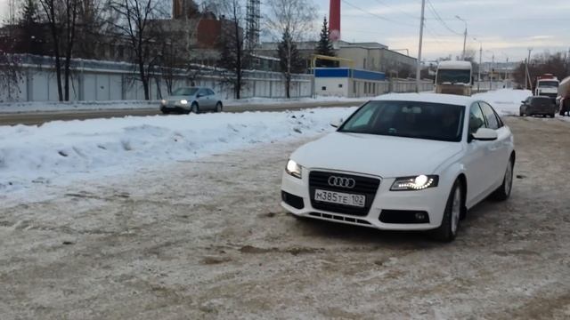 Audi A4 выезжает с мойки смотреть онлайн