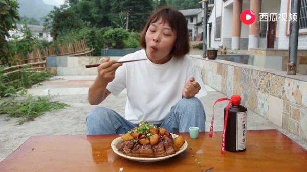 秋妹今天做了紅燒肉，大坨肉直接啃，塊塊軟爛多汁，吃得太過癮了【顏美食】