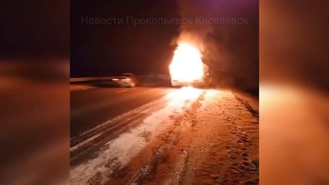 На кузбасской трассе «ГАЗель» врезалась в углевоз рядом с горящим автобусом смотреть онлайн