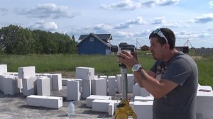 Принимаю первый ряд газобетонных блоков. Кладка пенобетона на клей, перепад газоблоков и косяки