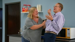 Сериал Кто-то где-то – 1 сезон 1 серия / Somebody Somewhere