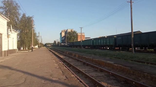 ТЭ33АС с грузовым составом и приветливая бригада смотреть онлайн
