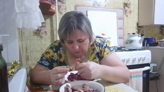 Мукбанг, селедочка с винегретом. смотреть онлайн