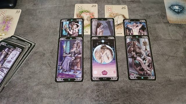 КТО ДУМАЕТ О ВАС / что он думает / таро онлайн / онлайн гадание на таро смотреть онлайн