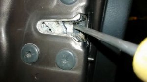 На весте через раз закрывается замок двери. Временное лечение.