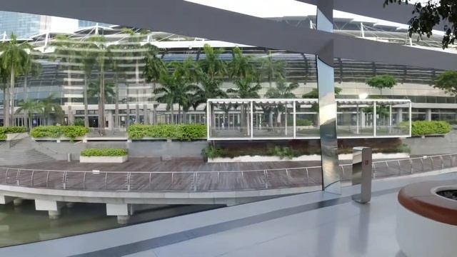 Floating Apple Store!!!??? Worlds First started in Singapore..... :) смотреть онлайн