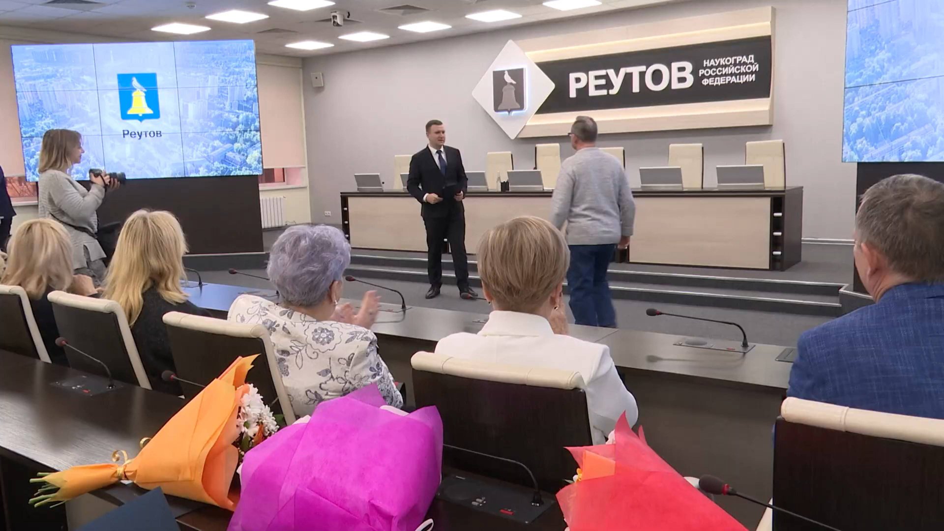 На традиционном часе ЖКХ в Реутове обсудили работу служб в праздничные дни 23.12.2024 смотреть онлайн