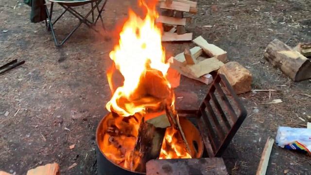 【キャンプファイヤー】カナダの夏といえば！ロッキー山脈で焚き火＆炭で夕飯作り смотреть онлайн