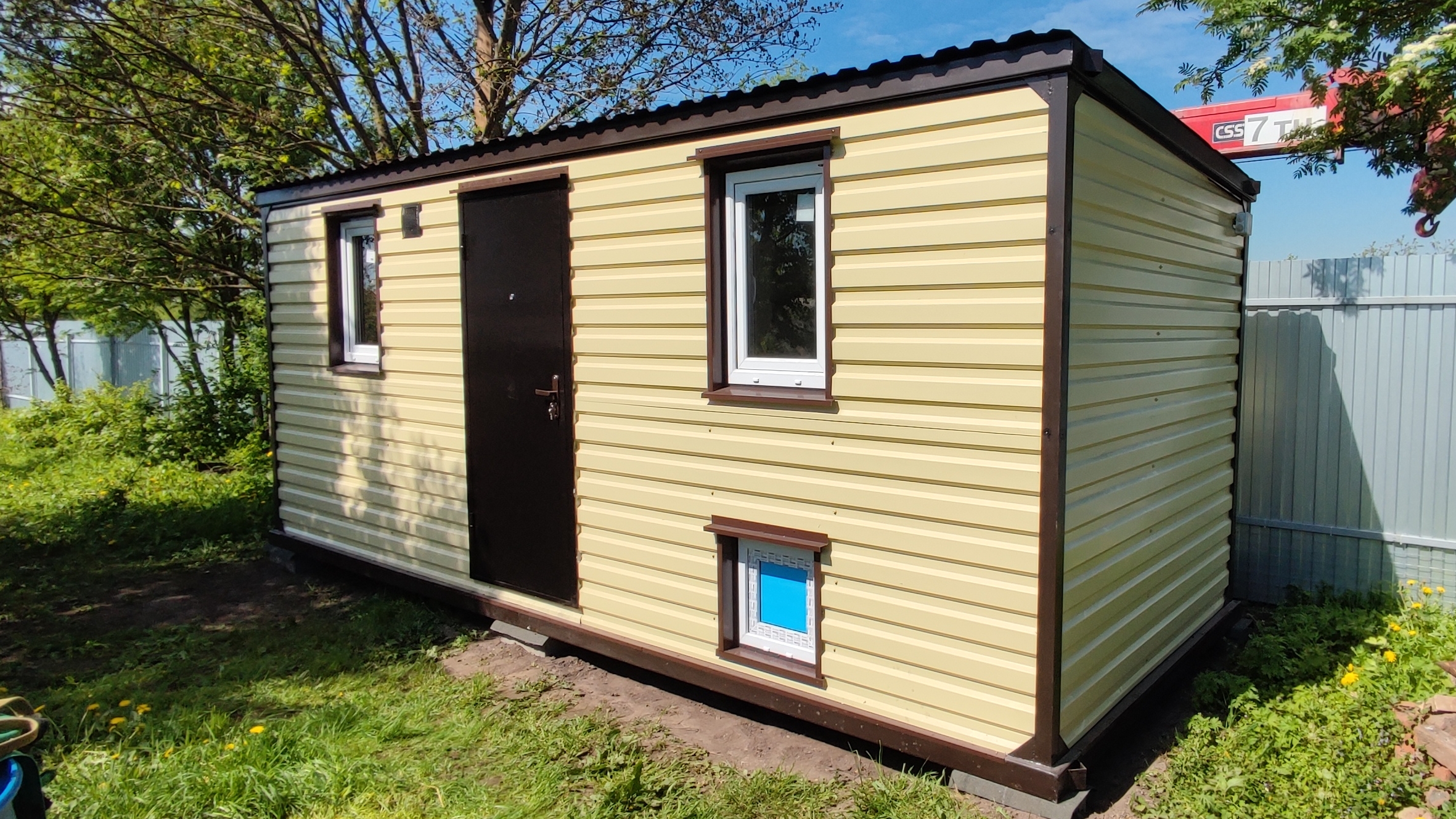 Вагончик металлический дачный хоз блок Курятник Люкс бытовка блок контейнер 2.40х6х2.40м бежевый смотреть онлайн