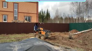 мини погрузчик в грязи..