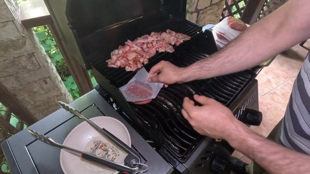 ЖАРИМ БУРГЕРЫ НА ГАЗОВОМ ГРИЛЕ! простой и вкусный рецепт смотреть онлайн