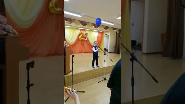 "Любите друг друга" Д.Шатов, читает Матвей Казаков, первый микрофон 😁 /poetry reading смотреть онлайн