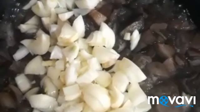 Мама в роли блогера готовит грибы со сметаной. смотреть онлайн