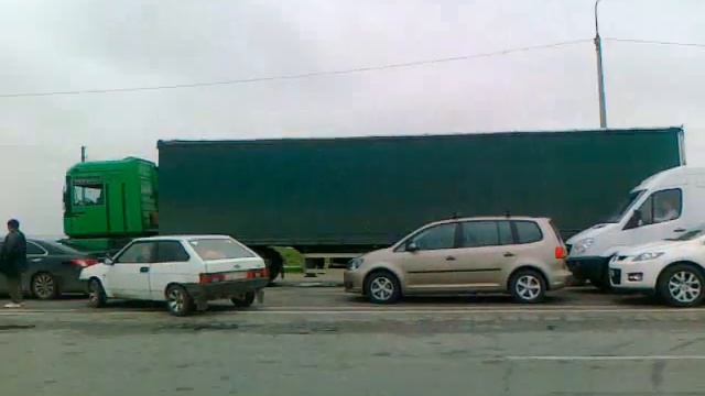 12.04.2014 очередь между двумя КПП - между материком и Крымом