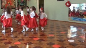 Танец с веерами на выпускном вечере в подготовительной группе "Светлячки"