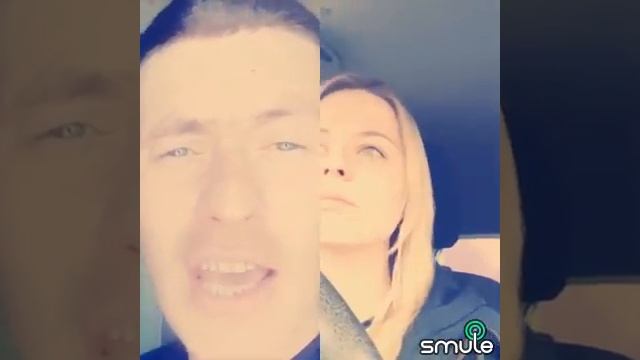 Блондиночка поёт за рулём!!!(танцы на стеклах)