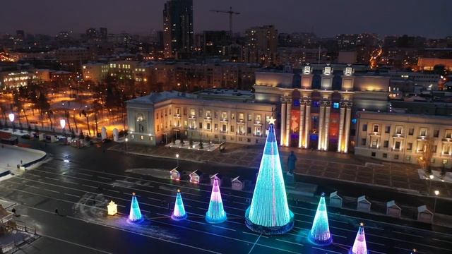 Главная елка Самары установлена на площади Куйбышева смотреть онлайн