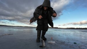 Первый лёд на Рузе .Набиваем руку. Вспоминаем как ловить.