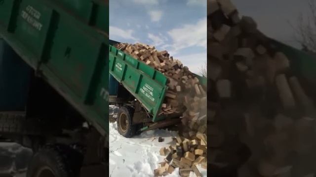 ГАЗ 53 буксует по снегу, самодельный мини трактор тянет санки смотреть онлайн