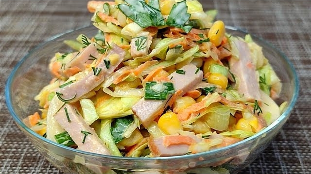 Яркий и лёгкий салат из капусты с ветчиной. смотреть онлайн