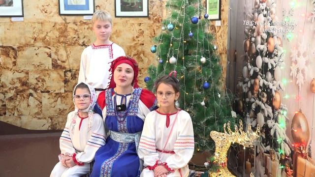 Татьяна Шурховецкая и ансамбль народной песни "Колосок" поздравляет с наступающим Новым годом! смотреть онлайн