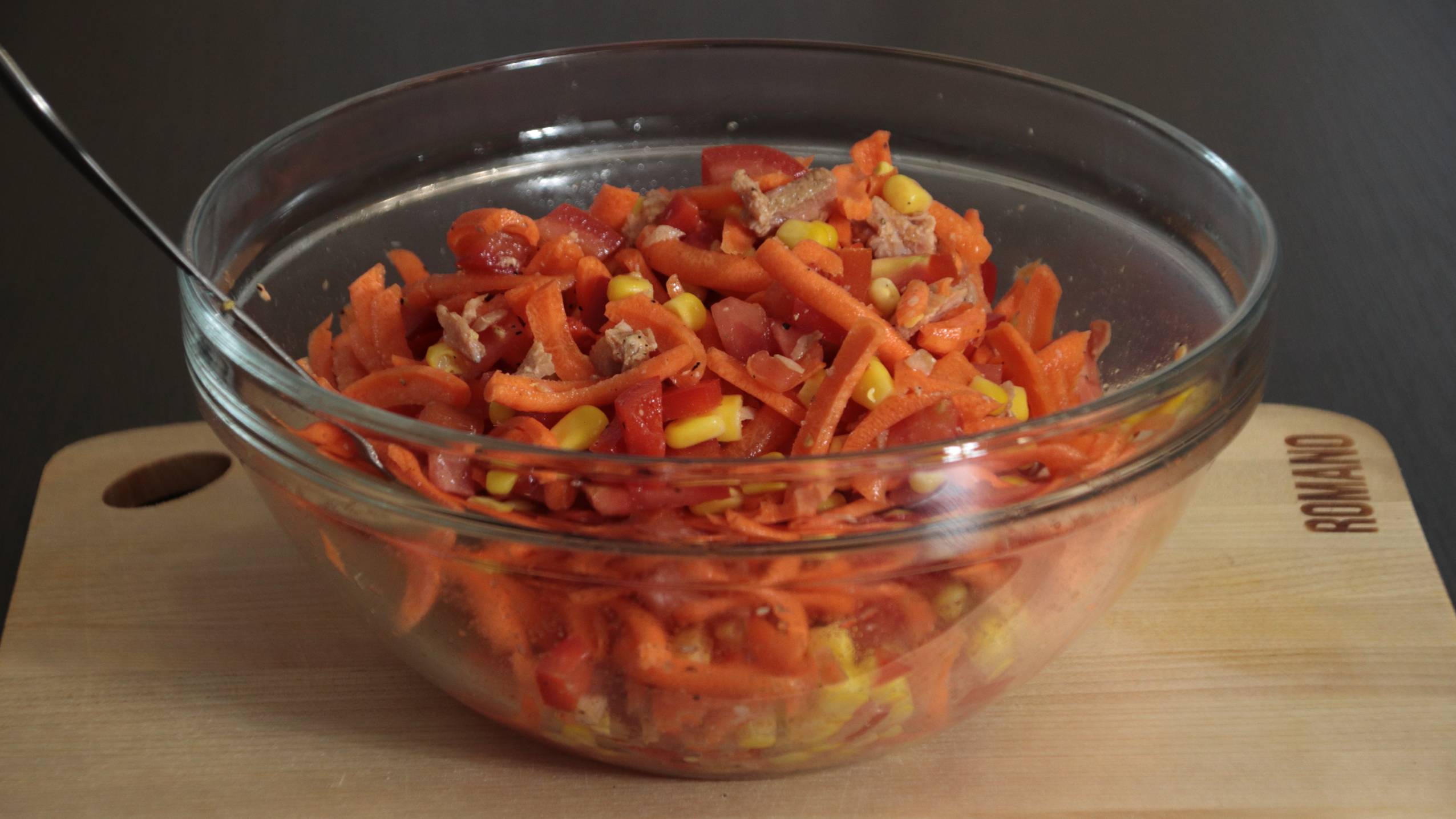 Рецепт Кукурузный салат с тунцом Консервы