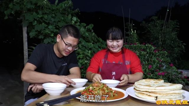 【陕北霞姐】家常发面饼子，霞姐一次烙七张，配上独家辣子菜，卷起来吃的更香！ смотреть онлайн