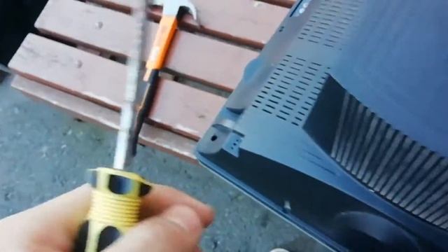 Разбираю кучю телевизоров, добываю из них медь. смотреть онлайн
