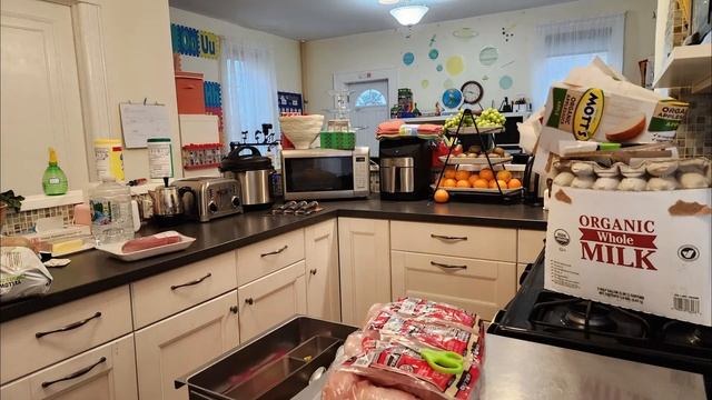 Воскресные будни владельца домашнего детского сада в США смотреть онлайн