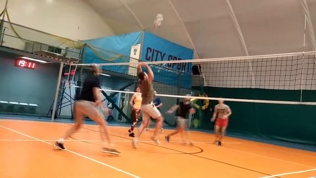 Компания UROVO на волейболе смотреть онлайн