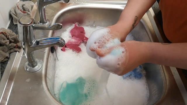 Asmr Soapy squeeze with Chupa Chups bath gel смотреть онлайн