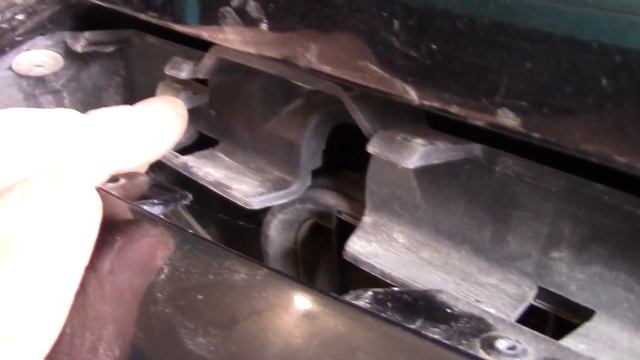 Снимаем задний бампер на Ford Fusion