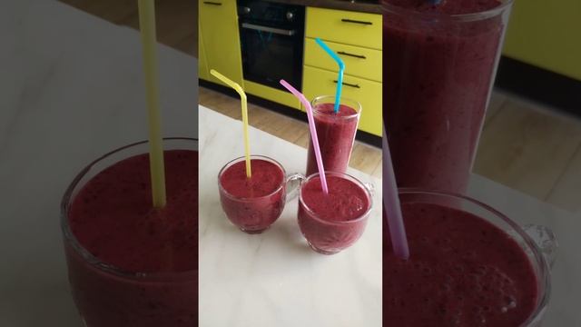 Вкусный полезный молочный коктейль из жимолости. #рецепты #молочныйкоктейль #освежающийнапиток смотреть онлайн